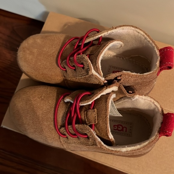 Kids uggs boots size US 10 - Picture 3 of 4